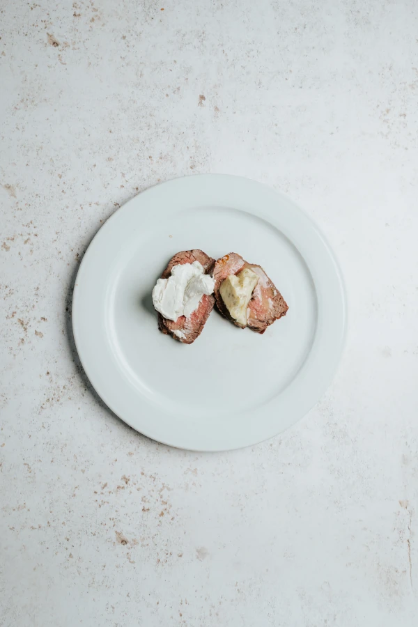 Cuadril con salsa Roquefort y mantequilla “Maître d’Hôtel”